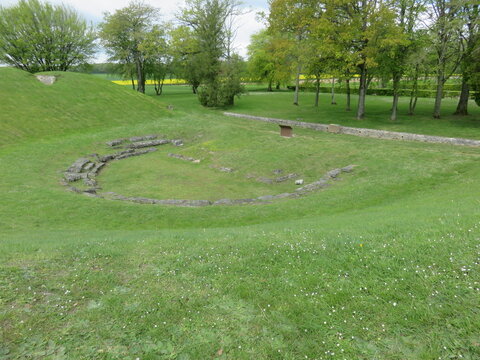 Sanctuaire et ruines gallo-romaines de Champlieu, site antique, Oise, For&ecirc;t de Compi&egrave;gne, Hauts-de-France, France, 