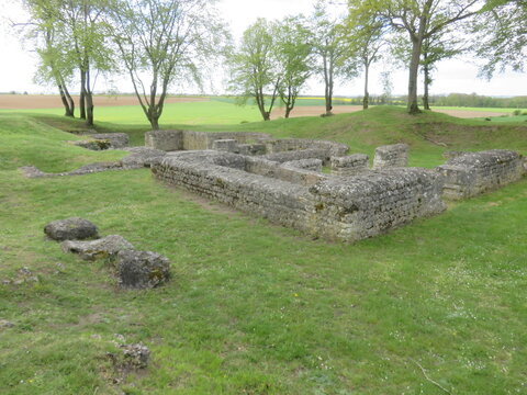 Sanctuaire et ruines gallo-romaines de Champlieu, site antique, Oise, For&ecirc;t de Compi&egrave;gne, Hauts-de-France, France, 