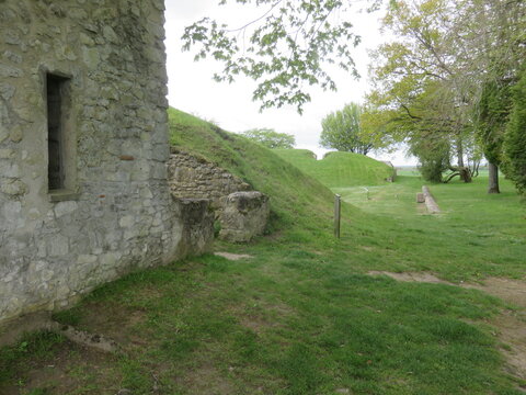Sanctuaire et ruines gallo-romaines de Champlieu, site antique, Oise, For&ecirc;t de Compi&egrave;gne, Hauts-de-France, France, 