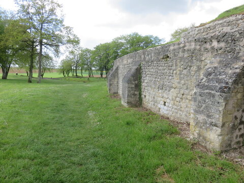 Sanctuaire et ruines gallo-romaines de Champlieu, site antique, Oise, For&ecirc;t de Compi&egrave;gne, Hauts-de-France, France, 