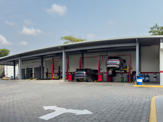 Car maintenance station with lift