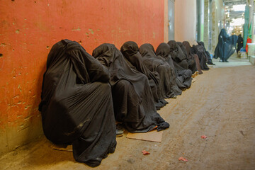Donne con burka sedute
