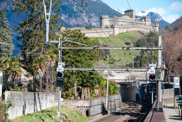 Ferrovia con castello di Bellinzona sullo sfondo