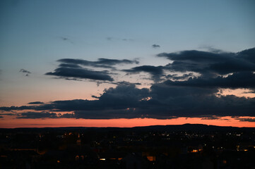 Coucher de soleil sur une petite ville, Alençon, Normandie, France 