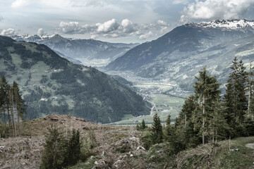 Blick in das tiroler Zillertal, das Urlaubsgebiet - farbreduziert