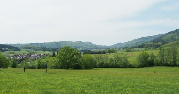 Rund um Weitenauer Bergland (Steinen) im S&uuml;dschwarzwald. Am Hummelberg. Blick auf die L136 und die Kirche Hofen auf der Passh&ouml;he Hofener Buck 