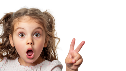 Mała dziewczynka wskazująca znak pokoju palcami, ubrana w jasną sukienkę, uśmiechnięta i radosna