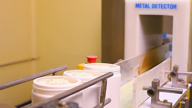 protein powder making process. Creatine powder filling and packing in plastic container boxes. pharma grade production factory. gmp iso certified manufacturing. powder filling process. Fda approved