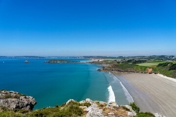 Du sommet des falaises, contemplez la mer d'Iroise dans toute sa splendeur, ses eaux turquoise...