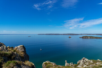 En été, la presqu'île de Crozon offre une vue enchanteresse sur les eaux bleues de la mer d'Iroise, créant un paysage saisissant de beauté naturelle en Bretagne.