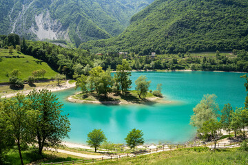 Lago di Ledro - der Ledrosee (Trentino, Italien) in den Bergen nahe des Gardasees schimmert Türkis...