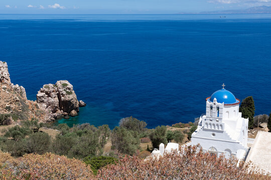 &Eacute;glise et plage de Panagia Poulati &agrave; Sifnos, Gr&egrave;ce