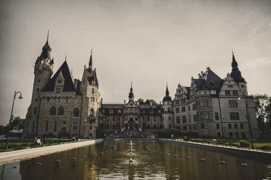 Fototapeta Zamek Moszna i fontanna