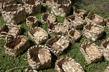 A display of handmade wicker baskets for sale at market - obrazy, fototapety, plakaty