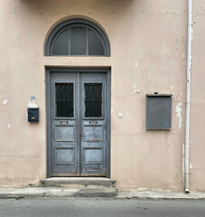Alte Türe mit Oberlichte und Briefkasten in Nikosia, Zypern