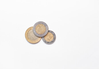 Conjunto de monedas mexicanas en fondo blanco aislado diecisiete pesos en total