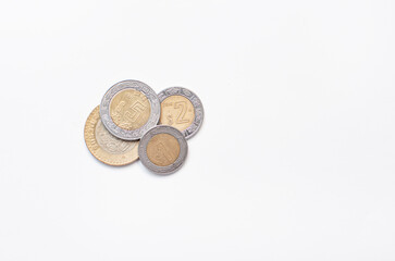 Conjunto de monedas mexicanas un total de dieciocho pesos mexicanos en un fondo blanco aislado