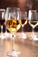 Obraz premium Tasty wine in glass on wooden table