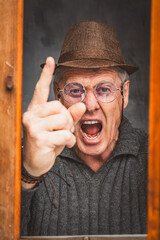 Mann / Fenster / verärgert