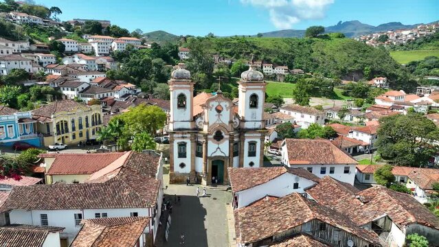 Explore the grand Basilica Nossa Senhora do Pilar in the city of Ouro Preto in Minas Gerais, Brazil, in this stunning drone video. Discover its architectural and historical beauty on a fascinating fl