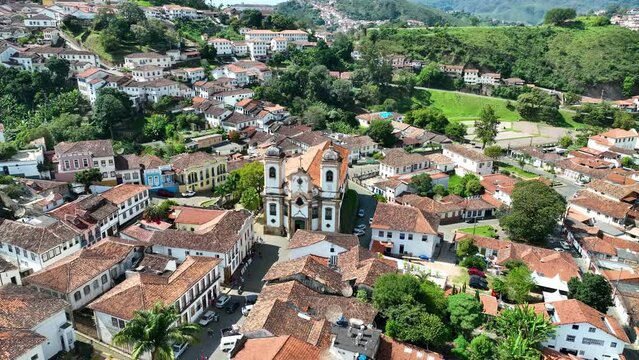 Explore the grand Basilica Nossa Senhora do Pilar in the city of Ouro Preto in Minas Gerais, Brazil, in this stunning drone video. Discover its architectural and historical beauty on a fascinating fl
