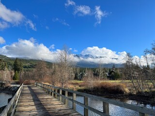 Obraz premium lake and snow mountains under the blue sky