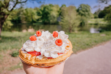 Gofr trzymany w ręku © rozentuzjazmowany