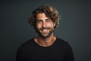 Naklejka premium A man with a big smile on his face is wearing a black shirt