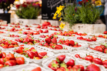 Angebot Wochenmarkt mit Obst, Wurst und Blumen