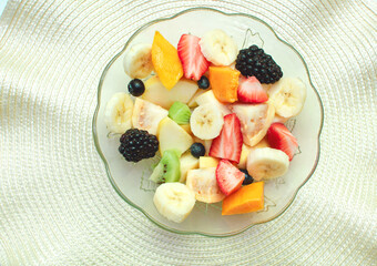 Plato de frutas frescas picadas en rebanadas como platano, manzana, zarzamora, fresa, mango, kiwi, guayaba