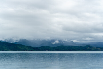 Fototapeta premium 厚い雲に覆われる秋の田沢湖