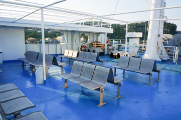 ギリシャのスキロス島へ向かう船の甲板にある椅子