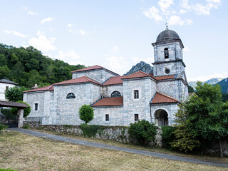 Church of the Assumption of Our Lady with the picos de europa in the background, Oseja de Sajambre, Castilla y León Community, León Province, Spain.