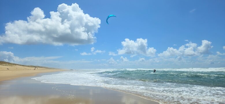 Kit Surf sur la plage du Grand Crohot, L&egrave;ge Cap ferret, France