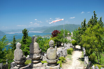 因島の白滝山山頂の五百羅漢像とこいのぼり。