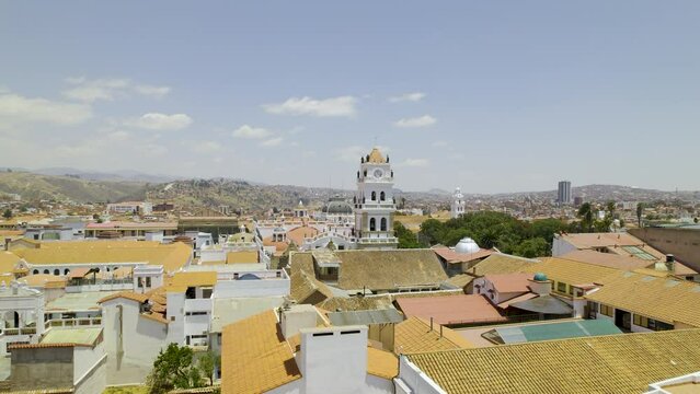 Vista panor&aacute;mica de la ciudad de Sucre, Bolivia. Campanario de la Catedral metropolitana de Sucre. Vista ascendente con dron.