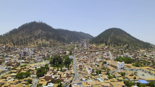 Cerro Churuquella y Cerro Sica Sica. Sucre, Bolivia, Am&eacute;rica del Sur. Vista panor&aacute;mica de dron un d&iacute;a soleado, ciudad de Sucre.