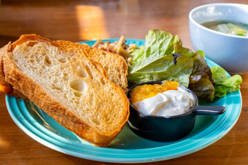 美味しそうな朝食ブレッドとヨーグルト