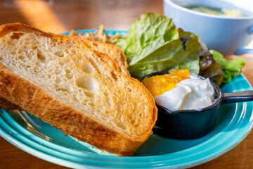 美味しそうな朝食ブレッドとヨーグルト