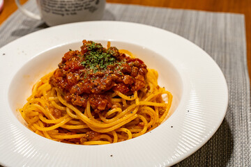 彩豊かなミートソースパスタ