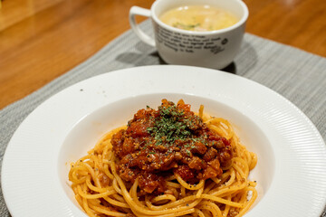 彩豊かなミートソースパスタ