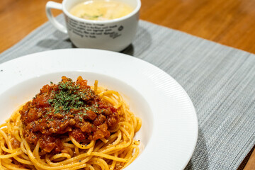 彩豊かなミートソースパスタ