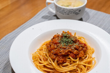 彩豊かなミートソースパスタ