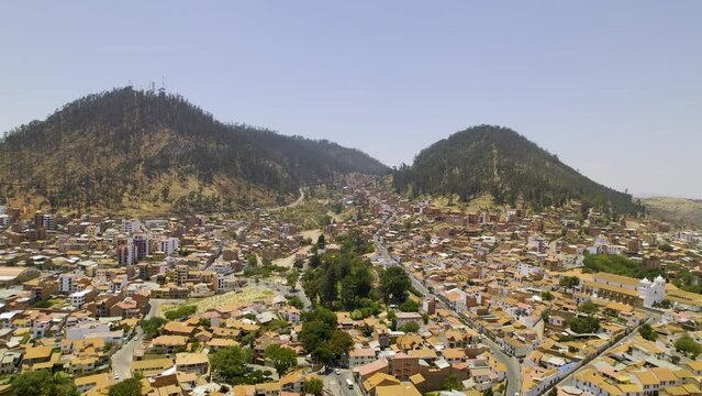 Cerro Churuquella y Cerro Sica Sica. Sucre, Bolivia, Am&eacute;rica del Sur. Vista panor&aacute;mica de dron un d&iacute;a soleado, ciudad de Sucre.