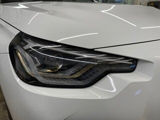 faro de automovil con diseno moderno y tecnologia de iluminacion por led.