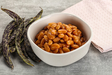 Canned white bean in tomato sauce