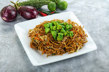 Stir fried noodles with chicken