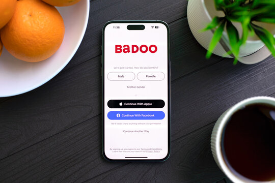 Phone Apple iPhone 15 Pro Max with online service Badoo