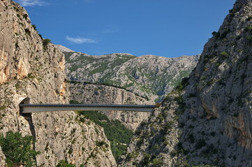 Fototapeta premium Bridge connecting the canyon between two rocks