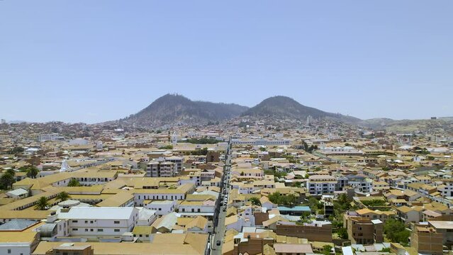 Cerro Churuquella y Cerro Sica Sica. Sucre, Bolivia, Am&eacute;rica del Sur. Vista panor&aacute;mica de dron un d&iacute;a soleado, ciudad de Sucre.